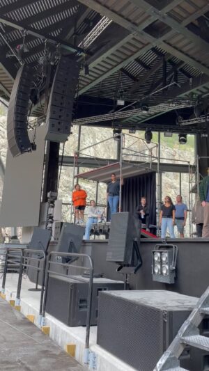 Peter Stormare Instagram - I KVÄLL SMÄLLER DET - SKYNDA - ETT FÅTAL BILJETTER FINNS KVAR. 
 🦋DALHALLA 🦋