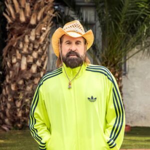 Peter Stormare Instagram - Nu fortsätter vi med att intervjua oss som driver Stormare Bryggeri. Nu blir det intervju med ingen mindre än Stormare själv! 

🦋Vilken är din favoritöl (förutom Stormare Bryggeri)? 
Det är ju väldigt svårt. Kan man säga Stella? Finns det i Sverige? Dem har så snygga glas! 

🦋Vad drack du i ungdomen?
Bollnäs bryggerier. Eller hette de bara Bollnäs 3.6? Är det mellanöl det när det är 3.6? Man kunde köpa direkt från bryggeriet. Det kanske var olagligt? Vi åkte förbi massa kompisar och lastade in flak i bilen. 

🦋Tror att de flesta vet vad du jobbar med förutom bryggeriet, hehe, men vill du berätta om vad du jobbar med just nu?
Jag har precis avslutat en bok ”Pojken från Arbrå”. Jag är i denna stund påväg till Helins i Bollnäs för att signera boken som släpps idag. Ca kl 13. Kom förbi!