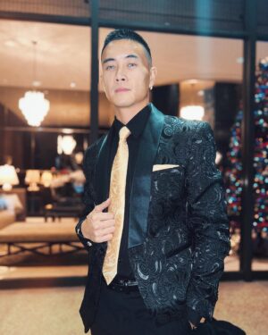 Peter Sudarso Instagram - Beautiful night out with my date :) 
got to play dress up
then catch up 
with some good peeps 
met up with internet friends
such a nice night :)
thanks #unfo @unforgettablegala ☺️😮‍💨
📸: @daddydumpling