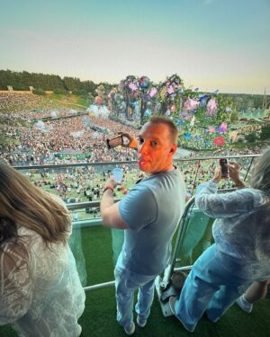 Peter Van De Veire Instagram - Gelukkige verjaardag @tomorrowland! Schaamteloze selfies: enter!

1. ik sta hoofdzakelijk rechts.
2. schoonbroers staan altijd in de weg.
3. een blomme van een schoonzuster.
4. knappe vrouw wil niet op foto.
5. man van sta(a)l(en) rijplaten. merci Monsieur!
6. 🐸
7. let altijd op als je achter me staat.
8. veel vragen hierbij.
9. jaarlijkse reünie.
10. de dag goed begonnen.