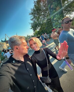 Peter Van De Veire Instagram - Gelukkige verjaardag @tomorrowland! Schaamteloze selfies: enter!

1. ik sta hoofdzakelijk rechts.
2. schoonbroers staan altijd in de weg.
3. een blomme van een schoonzuster.
4. knappe vrouw wil niet op foto.
5. man van sta(a)l(en) rijplaten. merci Monsieur!
6. 🐸
7. let altijd op als je achter me staat.
8. veel vragen hierbij.
9. jaarlijkse reünie.
10. de dag goed begonnen.