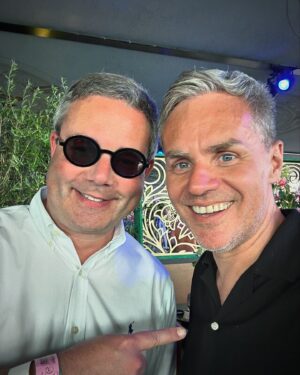 Peter Van De Veire Instagram - Gelukkige verjaardag @tomorrowland! Schaamteloze selfies: enter!

1. ik sta hoofdzakelijk rechts.
2. schoonbroers staan altijd in de weg.
3. een blomme van een schoonzuster.
4. knappe vrouw wil niet op foto.
5. man van sta(a)l(en) rijplaten. merci Monsieur!
6. 🐸
7. let altijd op als je achter me staat.
8. veel vragen hierbij.
9. jaarlijkse reünie.
10. de dag goed begonnen.