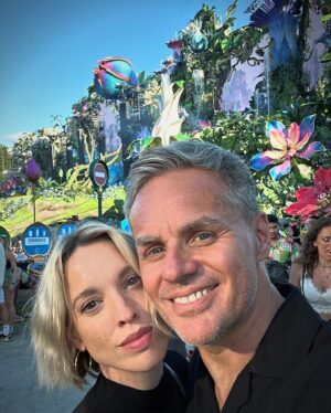 Peter Van De Veire Instagram - Gelukkige verjaardag @tomorrowland! Schaamteloze selfies: enter!

1. ik sta hoofdzakelijk rechts.
2. schoonbroers staan altijd in de weg.
3. een blomme van een schoonzuster.
4. knappe vrouw wil niet op foto.
5. man van sta(a)l(en) rijplaten. merci Monsieur!
6. 🐸
7. let altijd op als je achter me staat.
8. veel vragen hierbij.
9. jaarlijkse reünie.
10. de dag goed begonnen.