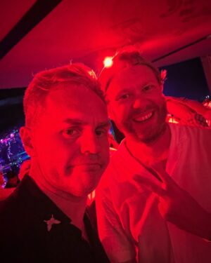 Peter Van De Veire Instagram - Gelukkige verjaardag @tomorrowland! Schaamteloze selfies: enter!

1. ik sta hoofdzakelijk rechts.
2. schoonbroers staan altijd in de weg.
3. een blomme van een schoonzuster.
4. knappe vrouw wil niet op foto.
5. man van sta(a)l(en) rijplaten. merci Monsieur!
6. 🐸
7. let altijd op als je achter me staat.
8. veel vragen hierbij.
9. jaarlijkse reünie.
10. de dag goed begonnen.