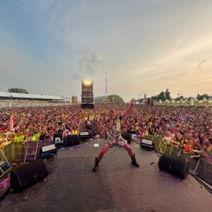 Peter Van De Veire Instagram - Ik ontken alles.
. 
En toch: merci @kampingkitschclub 
.
(ik sta in het midden)