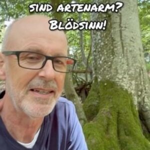 Peter Wohlleben Instagram - Immer wieder hört man, dass Buchenwälder sehr Artenarm seien. Das stimmt aber aus mehreren Gründen nicht. Buchenurwälder sind von der Buche als Baumart geprägt, bestehen aber aus Dutzenden Baumarten. Ihr Artenreichtum ist noch nicht annähernd erforscht, geschätzte 90 % aller Arten sind überhaupt noch nicht entdeckt. Darunter sind natürlich sehr viele kleine Arten wie Bakterien, Pilze und Insekten. Buchenplantagen dagegen sind mit Sicherheit schon deutlich artenärmer. Diese werden aber meist als Vergleich für Wald herangezogen, weil es in Deutschland kaum noch etwas anderes gibt. 
Am Waldboden ungestörter Wälder ist es sehr dunkel, weil die Bäume wenig Licht durchlassen. Das ist gewollt: So halten sich Bäume große Pflanzenfresser vom Leib, die dort nicht zu fressen finden. Das sieht optisch manchmal ein bisschen trostlos aus . Lichtet man Wälder stark auf, so siedeln sichOffenlandarten an, darunter sehr viele blühende Kräuter. Diesen folgen dann zum Beispiel Offenland-Schmetterlingsarten, Offenland-Vogelarten und so weiter. Der Wald verändert sich also zu einer offenen Landschaft. Dort findet unser Auge viel mehr Arten, obwohl diese Landschaften nicht unbedingt artenreicher sind. Forstwirtschaftlich wird das sehr gerne als Argument genommen, um Wälder  stärker aufzulichten und die Artenvielfalt zu erhöhen. Man kann es gar nicht oft genug betonen: Solange der Großteil der Arten überhaupt nicht entdeckt ist, kann niemand sagen, dass er mit irgendeiner Maßnahme die Artenvielfalt erhöht. Man kann höchstens eine Artenverschiebung erreichen.