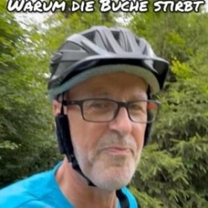 Peter Wohlleben Instagram - Immer wieder hört man, dass heimische Baumarten wie die Buche für die Zukunft nicht gut gerüstet sind. Wie die Zukunft wird, kann natürlich niemand genau sagen, aber was jetzt da draußen im Wald passiert schon: Die allermeisten älteren Buchenbestände werden zu stark holzwirtschaftlich genutzt, so dass die Wälder sehr stark aufgerichtet sind. Während ein natürlicher Wald sich sehr stark kühlen kann, könnte das solche heftig aufgelichteten Wälder nicht mehr richtig. Die Sonne scheint herein, heizt den Boden auf und trocknet das Wasser weg. Das nennt man im Fachjargon auch heißschlagen. Dann fangen die Bäume an zu kränken, und aus der selben Branche zu hören, dass es diese Baumart nicht mehr tut. Sie tut es vielleicht nicht für solche rauen Wirtschaftsmethoden, aber in natürlichen Wäldern kommt sie momentan noch ganz gut mit dem Klimawandel zurecht. Darauf sollten wir uns aber nicht ausruhen! Wir sollten endlich unsere Wälder von dem starken Nutzungsdruck entlasten und natürlich parallel die Klimakrise beenden.