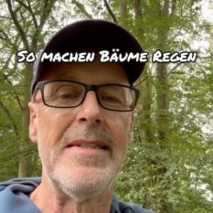 Peter Wohlleben Instagram - Wälder verbrauchen kein Wasser, Wälder machen Regen. Und so funktioniert das bei Bäumen: Eine ausgewachsene Buche wie diese verdunstet pro Tag bis zu 500 l Wasser. Zusammen mit dem Wasserdampf steigen Kondensationskeime wie Pilzsporen, Bakterien und anderes mit hinauf in die Luft. An den Bakterien und Pilzsporen bilden sich Wassertröpfchen, die immer größer und schwerer werden und schließlich als Regen wieder in den Wald zurückfallen. So kühlt und bewässert sich der Wald selber. Durch die Westwinddrift wandert dieses Spiel von Verdunstung und Regen langsam über den eurasischen Kontinent, bis das Wasser aus unseren Wäldern schließlich in Nordchina herunterfällt. Dort trägt es zu 80 % zum Wasserhaushalt bei. Dies ist ein schönes Beispiel, wie vernetzt unsere Ökosysteme sind und dass die Menschheit gemeinsam in einem Boot sitzt.
#wald #bäume #trees #naturelovers #waldliebe #naturliebe #wetter #regen #treehugger #wohllebenswaldakademie #wohllebenswelt