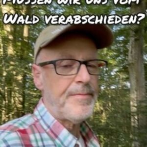 Peter Wohlleben Instagram - Gerade liest man in den Nachrichten, dass wir uns vom heimischen Wald und von vielen heimischen Baumarten verabschieden müssen. Das sagen teils forstwirtschaftsnahe Wissenschaftler. Sie thematisieren ganz besonders stark den Klimawandel, manchmal werden auch der Borkenkäfer oder aber auch die Rehe erwähnt. Was nicht erwähnt wird, das ist die Rolle der Forstwirtschaft. Die ist aber ganz maßgeblich: Mit riesigen Maschinen werden Kahlschläge gemacht, die Landschaft heizt sich auf, sie trocknet aus und noch viel schlimmer: der Boden wird zusammen gequetscht. Dann speichert er kaum noch Wasser. Unsere heimischen Baumarten brauchen aber vor allem Winterregen, der im Boden gespeichert ist und dann im Sommer genutzt wird. Wenn da aber kaum noch was gespeichert wird, dann vertrocknen auch Buchen und Eichen. Das wird jetzt alles dem Klimawandel in die Schuhe geschoben, der sicher eine große Rolle spielt. Die größte Rolle ist aber wie gesagt die der Forstwirtschaft, die so etwas natürlich nicht thematisiert. Wir müssen also dringend die Waldbewirtschaftung ändern!