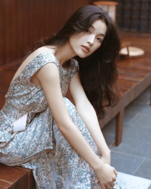 Phạm Nguyễn Lan Thy Instagram - Em, mừng em tuổi mới 🎂🎉🎊🎁

Vẫn tóc xanh môi hồng, mong em luôn yêu dáng hình này của mình trong gương.