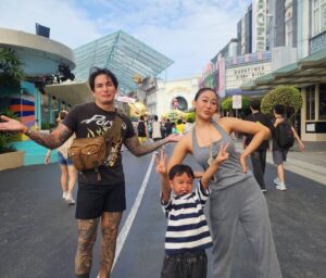 Pharanyu Rojanawuttitham Instagram - พาเด็กออกนอกประเทศครั้งแรก 555555 มันจะสุดๆๆๆๆหน่อย🤣🤣🤣🤣🤣🤣❤️#สิงคโปร์#ยูนิเวอร์แซล