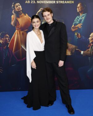 Philip Froissant Instagram - Some Blue Carpet Impressions from our Premiere Night.

It was a blast! 

One Trillion Dollars in @paramountplus / Eine Billion Dollar @paramountplusde available from 23d of November! 

Thanks for this very special night! 

📸Credit: Sebastian Gabsch, Paramount  

Also many thanks for the beautiful fits for Interviews and Carpet @emporioarmani #unpayedadvertisement
