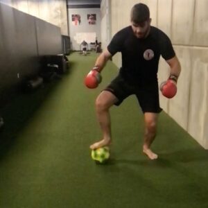 Philipe Lins Instagram - Driblando as adversidades ⚽️🇧🇷😁😬🥊Dribbling the adversities #mma #ufc #soccer #keepgoing #nevergiveup
