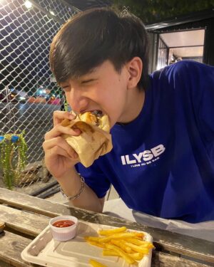 Phisith Nimit Samanjit Instagram - 🍔🤤