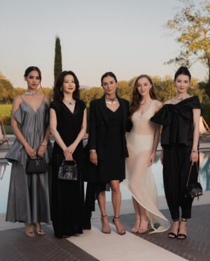 Phoebe Dynevor Instagram - A beautiful trip to St Tropez to see @francescaamfitheatrof incredible high jewellery collection for @louisvuitton. Getting a tour of the collection from @francescaamfitheatrof herself was a highlight and I even got to wear a few of the insanely stunning pieces! Thank you @francescaamfitheatrof for having me and just generally being incredibly cool and inspiring ✨ and a big thank you to my glam team @dayaruci @ginakanemakeup 🫶