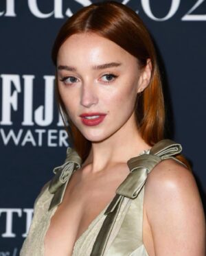 Phoebe Dynevor Instagram - Thank you @instylemagazine for a glorious evening.. Wearing @louisvuitton styled by the wondrous @nicky_yates ❤️