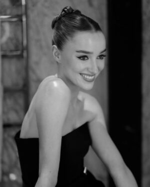 Phoebe Dynevor Instagram - The ever so talented @gregwilliamsphotography capturing the look at @claridgeshotel for @bazaaruk Women of the Year awards
