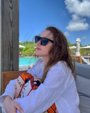 Phoebe Dynevor Instagram - Back to reality after a little slice of heaven with my lover. Big thank you to Koko and the whole team for such a wonderful experience. (The last pic is my fav) 🌴