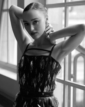 Phoebe Dynevor Instagram - Critics Choice @louisvuitton ❤️