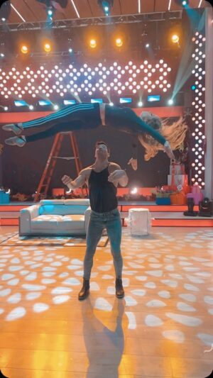 Pía Sanz Instagram - “El miedo solo se quita enfrentándolo” 
Está cargada es de la coreografía que nunca pudimos presentar con @moisesspenaloza en @lasestrellasbailanenhoy @programahoy #lasestrellasbailanenhoy 🤍