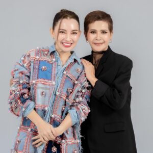 Pimonwan Hoonthongkam Instagram - อู้หู้ แค่ 1 เดือนจริงๆ จากวันที่ส่งพี่นก @jariya.anfone เข้าห้อง OR.  พี่ปุ้ยกล้าพูดเลยว่าเราเป็นทีมศัลยกรรมอันดับต้นๆของเมืองไทยค่ะ 
#เคสพี่ปุ้ยดูแลค่ะ 

และนี่คือ 7  หัตถการที่พี่นกทำในคราวเดียว 
 
● Sub Brow Lift
● ผ่าตัดถุงใต้ตา
● ดึงหน้า Full Face
● ดึงคอ
● ตัดไขมันใต้คาง
● ดูดไขมันใต้คาง (เหนียง)
● เติมไขมัน หน้าแก้มขวา และร่องแก้ม 2 ข้าง
● PRP
 
ขอบคุณอีกเป็นร้อยๆครั้ง สำหรับ เพื่อน พี่ น้อง นักแสดงในวงการ เซเลบคนดังทุกแวดวงทั้งออกตัวและไม่ออกตัว และลูกค้าทุกคนที่เชื่อมั่น ให้ความไว้วางใจและช่วยบอกต่อๆกันนะคะ 💙