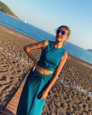 Pınar Çağlar Gençtürk Instagram - Yeşilmimavimipetrolmavisimipetrolyeşilimi🤓evetbitişikkardeşim