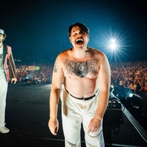 Pinguini Tattici Nucleari Instagram - Ieri a Campovolo abbiamo fatto la festa più grande della nostra vita: ben 80.000 anime si sono unite a noi per l’ultimo concerto di questo grande tour. Un finale col botto in un tempio della musica, dove abbiamo toccato il cielo. Dentro ogni fine c’è però un nuovo inizio quindi ecco la notizia: IL TOUR CONTINUA NEI PALASPORT! Chiaramente lo show non sarà uguale, a partire dalla scaletta e della “narrazione”, ma ne parleremo più avanti! Le prevendite saranno aperte da domani alle 10. Per ora vi basti sapere che ci becchiamo l’anno prossimo, non perdiamoci mica di vista! 🐧❤️