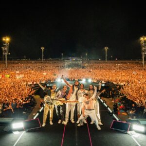 Pinguini Tattici Nucleari Instagram - Ieri a Campovolo abbiamo fatto la festa più grande della nostra vita: ben 80.000 anime si sono unite a noi per l’ultimo concerto di questo grande tour. Un finale col botto in un tempio della musica, dove abbiamo toccato il cielo. Dentro ogni fine c’è però un nuovo inizio quindi ecco la notizia: IL TOUR CONTINUA NEI PALASPORT! Chiaramente lo show non sarà uguale, a partire dalla scaletta e della “narrazione”, ma ne parleremo più avanti! Le prevendite saranno aperte da domani alle 10. Per ora vi basti sapere che ci becchiamo l’anno prossimo, non perdiamoci mica di vista! 🐧❤️