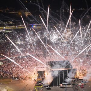 Pinguini Tattici Nucleari Instagram - Ieri a Campovolo abbiamo fatto la festa più grande della nostra vita: ben 80.000 anime si sono unite a noi per l’ultimo concerto di questo grande tour. Un finale col botto in un tempio della musica, dove abbiamo toccato il cielo. Dentro ogni fine c’è però un nuovo inizio quindi ecco la notizia: IL TOUR CONTINUA NEI PALASPORT! Chiaramente lo show non sarà uguale, a partire dalla scaletta e della “narrazione”, ma ne parleremo più avanti! Le prevendite saranno aperte da domani alle 10. Per ora vi basti sapere che ci becchiamo l’anno prossimo, non perdiamoci mica di vista! 🐧❤️