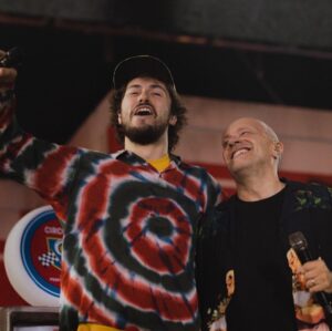 Pinguini Tattici Nucleari Instagram - Ci sono ben pochi cantautori che possono dire di aver raccontato un’epoca attraverso le proprie canzoni, e @maxpezzali è uno di questi. Aggiungerei però una cosa: non parla semplicemente di noi negli anni 90, ma degli anni 90 dentro di noi. È diverso. Quello che ha scritto rimarrà indelebile nella storia del nostro Paese, ed essere suo ospite al Circo Massimo è stato fantastico. Pochi sanno che nel 2018, prima di Fuori dall’Hype e di Sanremo, ci vedemmo a casa sua per cenare insieme. Lui e la mitica @deborapelamatti ci avevano scoperto quasi per caso, per merito di Renato, il nipote di lei, e la musica bastò ad unirci per quell’incontro. Noi non ci potevamo credere: suonammo, cantammo e scherzammo, senza uffici stampa e case discografiche di mezzo.  Alla fine mi regalò una sua chitarra, che ancora conservo a casa. Dietro scrisse un augurio per il futuro che si è avverato. Al Circo Max abbiamo cantato Rotta x Casa di Dio, un brano per chi è una vita che si perde le feste. Bene, l’altro ieri non ce la siamo persa la festa, noi due e altre 60.000 persone. Grazie ❤️