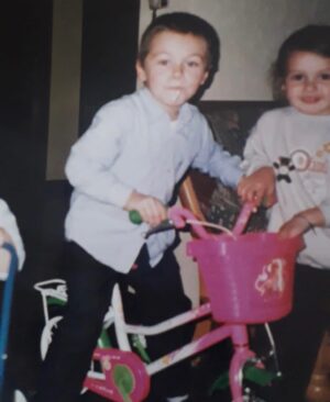 Pinguini Tattici Nucleari Instagram - Oggi Pastello Bianco ha raggiunto il settimo platino e Scrivile Scemo il quinto. C’è da festeggiare, magari sopra una bici rosa ❤️ grazie