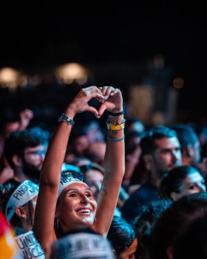 Pinguini Tattici Nucleari Instagram - C’è una legge non scritta che dice che ad ogni concerto in giro per il mondo troverai qualcuno con la bandiera della Sardegna. Fa sorridere, ma ti fa anche capire quanto il popolo sardo sia talvolta costretto a viaggiare chilometri e chilometri per i live. Due giorni fa siamo venuti noi da voi, al @redvalleyfestival e vi ringraziamo per l’ospitalità, Olbia! Ora manca solo l’ultima grande festa di fine tour di Reggio Emilia, Campovolo. 9 settembre 🐧❤️