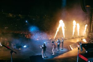 Pinguini Tattici Nucleari Instagram - Ed ecco l’ultimo stadio di questo tour assurdo: Messina e i suoi 40.000 scatenati! Come vedete in questo post, la festa è andata avanti ben oltre la fine del concerto. I video che ci avete mandato dei cori e dei canti per le strade dopo il live ci hanno riempito di gioia, questa è la Sicilia che amiamo! Grazie! L’ultima foto del carousel è quella del team completo, ovvero delle persone che hanno reso possibile tutto questo. Ci teniamo a ringraziare anche loro. Olbia e Campovolo, ora tocca a voi! Noi siamo pronti 😈