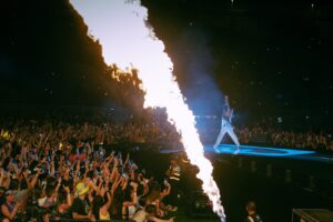 Pinguini Tattici Nucleari Instagram - Ed ecco l’ultimo stadio di questo tour assurdo: Messina e i suoi 40.000 scatenati! Come vedete in questo post, la festa è andata avanti ben oltre la fine del concerto. I video che ci avete mandato dei cori e dei canti per le strade dopo il live ci hanno riempito di gioia, questa è la Sicilia che amiamo! Grazie! L’ultima foto del carousel è quella del team completo, ovvero delle persone che hanno reso possibile tutto questo. Ci teniamo a ringraziare anche loro. Olbia e Campovolo, ora tocca a voi! Noi siamo pronti 😈