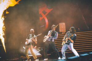 Pinguini Tattici Nucleari Instagram - Ed ecco l’ultimo stadio di questo tour assurdo: Messina e i suoi 40.000 scatenati! Come vedete in questo post, la festa è andata avanti ben oltre la fine del concerto. I video che ci avete mandato dei cori e dei canti per le strade dopo il live ci hanno riempito di gioia, questa è la Sicilia che amiamo! Grazie! L’ultima foto del carousel è quella del team completo, ovvero delle persone che hanno reso possibile tutto questo. Ci teniamo a ringraziare anche loro. Olbia e Campovolo, ora tocca a voi! Noi siamo pronti 😈
