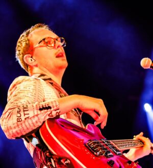 Pinguini Tattici Nucleari Instagram - È bello vedere il concerto fuori, ma è bello anche avere un concerto dentro. Un saluto ai due ragazzi che ballavano nel corridoio, vi vogliamo bene ❤️ grazie Torino! Ci vediamo stasera!