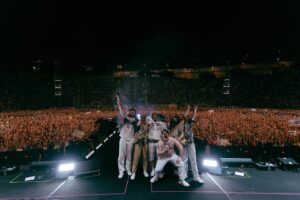 Pinguini Tattici Nucleari Instagram - Ed ecco l’ultimo stadio di questo tour assurdo: Messina e i suoi 40.000 scatenati! Come vedete in questo post, la festa è andata avanti ben oltre la fine del concerto. I video che ci avete mandato dei cori e dei canti per le strade dopo il live ci hanno riempito di gioia, questa è la Sicilia che amiamo! Grazie! L’ultima foto del carousel è quella del team completo, ovvero delle persone che hanno reso possibile tutto questo. Ci teniamo a ringraziare anche loro. Olbia e Campovolo, ora tocca a voi! Noi siamo pronti 😈