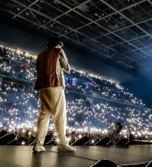 Pinguini Tattici Nucleari Instagram - È bello vedere il concerto fuori, ma è bello anche avere un concerto dentro. Un saluto ai due ragazzi che ballavano nel corridoio, vi vogliamo bene ❤️ grazie Torino! Ci vediamo stasera!