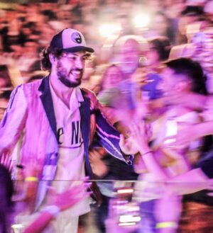 Pinguini Tattici Nucleari Instagram - È bello vedere il concerto fuori, ma è bello anche avere un concerto dentro. Un saluto ai due ragazzi che ballavano nel corridoio, vi vogliamo bene ❤️ grazie Torino! Ci vediamo stasera!