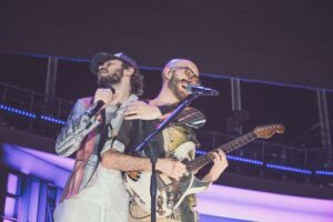 Pinguini Tattici Nucleari Instagram - Bari, ottava data del tour. In una serata insolitamente freschina, il calore che il pubblico pugliese ha riservato a noi sei trimoni ce lo ricorderemo per tanto tempo. In particolare ringraziamo tutti quelli e quelle che ieri sono venuti da lontano: da Foggia o da Lecce, ma anche addirittura dalla Campania o dalla Calabria.  Vi promettiamo che, al prossimo tour, saremo noi ad avvicinarci a voi. Dicevo, giunti all’ottava data iniziamo a percepire che tra poco questo viaggio finirà, con la grande festa di Reggio Emilia. Inutile dire che la malinconia inizia a farsi sentire, ma è una malinconia utile. È terreno fertile per nuove canzoni, idee e suggestioni. Ora però i pensieri sono rivolti alla Sicilia e alla Sardegna: stiamo arrivando! ❤️