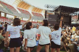 Pinguini Tattici Nucleari Instagram - Bari, ottava data del tour. In una serata insolitamente freschina, il calore che il pubblico pugliese ha riservato a noi sei trimoni ce lo ricorderemo per tanto tempo. In particolare ringraziamo tutti quelli e quelle che ieri sono venuti da lontano: da Foggia o da Lecce, ma anche addirittura dalla Campania o dalla Calabria.  Vi promettiamo che, al prossimo tour, saremo noi ad avvicinarci a voi. Dicevo, giunti all’ottava data iniziamo a percepire che tra poco questo viaggio finirà, con la grande festa di Reggio Emilia. Inutile dire che la malinconia inizia a farsi sentire, ma è una malinconia utile. È terreno fertile per nuove canzoni, idee e suggestioni. Ora però i pensieri sono rivolti alla Sicilia e alla Sardegna: stiamo arrivando! ❤️