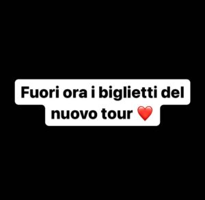 Pinguini Tattici Nucleari Instagram - Lo abbiamo chiamato “Non perdiamoci mica di vista”, come cantiamo in una nostra canzone. È il secondo capitolo del tour di Fake News. Per questo nuovo tour raggiungeremo posti in cui manchiamo da tempo, modificheremo la scaletta aggiungendo qualche pezzo e creeremo dei nuovi “momenti”, una nuova “narrazione”. Chi è venuto a vederci live questa estate sa che la serata iniziava sempre con un falso annuncio di cancellazione del concerto, una sorta di “memento mori”. Come a dire che tutto può finire da un momento all’altro e ciò che sembrava vero ora non c’è più, ci sei oggi ma forse non ci sei domani. Bene, noi siamo ancora qua. Si fottano le fake news, le bugie e pure il tempo che passa. Vi aspettiamo. 🐧❤️ link in bio