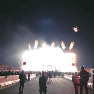Pinguini Tattici Nucleari Instagram - Ieri a Campovolo abbiamo fatto la festa più grande della nostra vita: ben 80.000 anime si sono unite a noi per l’ultimo concerto di questo grande tour. Un finale col botto in un tempio della musica, dove abbiamo toccato il cielo. Dentro ogni fine c’è però un nuovo inizio quindi ecco la notizia: IL TOUR CONTINUA NEI PALASPORT! Chiaramente lo show non sarà uguale, a partire dalla scaletta e della “narrazione”, ma ne parleremo più avanti! Le prevendite saranno aperte da domani alle 10. Per ora vi basti sapere che ci becchiamo l’anno prossimo, non perdiamoci mica di vista! 🐧❤️