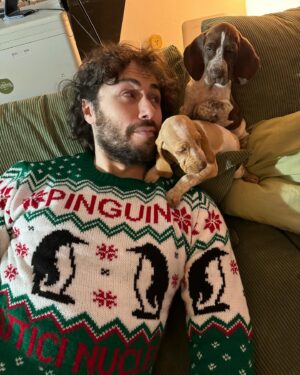 Pinguini Tattici Nucleari Instagram - Io posando con il nuovo maglione di Natale dei PTN e due bracchi giusto per non farmi mancare niente. Ps. Se lo volete lo trovate nelle stories (il maglione non il bracco, non abbiamo bracchi nel merch) 🐧❤️