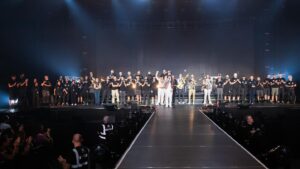 Pinguini Tattici Nucleari Instagram - Milano 5, in ordine: 
1-Mio padre che per la prima volta sale sul palco e annuncia una canzone (Scatole). 
2-Elio che rompe il muro del suono.
3-Quattro pirla che saltano lì davanti.
4-Un mondo che canta insieme a noi.
5-Matt che rischia di ustionarsi per l’ennesima volta.
6-Io “catturato” dallo schermo in Zen. 
7- @befyfra che sale sul palco a tatuarsi Hold On.
8-Tutta la crew sul palco in ricordo di Gaetano, a cui oggi vanno tutti i nostri pensieri. È stato un momento indescrivibile, grazie a chi c’era e l’ha condiviso con noi.  Ogni tanto fa bene condividere anche il dolore.