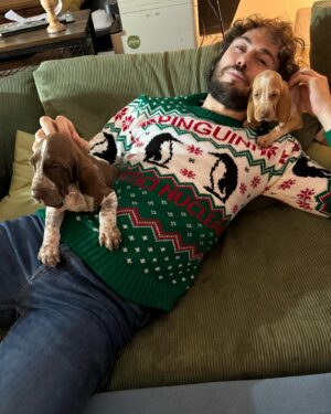 Pinguini Tattici Nucleari Instagram - Io posando con il nuovo maglione di Natale dei PTN e due bracchi giusto per non farmi mancare niente. Ps. Se lo volete lo trovate nelle stories (il maglione non il bracco, non abbiamo bracchi nel merch) 🐧❤️