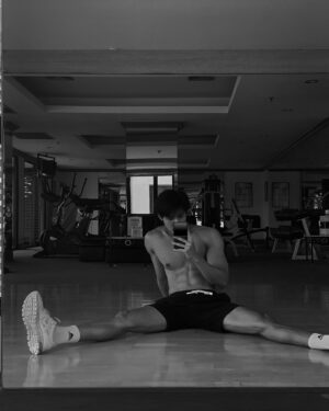 Pirapat Watthanasetsiri Instagram - Day -4 ☠️
.
ไม่ต้องแปลกใจว่าทำไมกล้ามโตเร็ว หลังเล่นมันจะฟู 😅😅 พรุ่งนี้ก็แห้งเหมือนเดิม😮‍💨