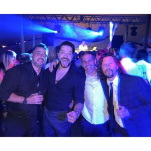 Piru Saez Instagram - #TBT Hoy sale una vuelta por algunos buenos momentos pasados. 
1. Alucinando en el Palacio Ceci con una remera que me regaló @juanfaixal .
2. Se casaron @cocomaggio & @mayi.sanrive y esta es una exacta descripción de como la pasamos. 
3. Con los flamantes novios , mira que mesa se armó xfa, se nota que era apenas empezaba la fiesta? 
4. En casa, 3 días antes de la boda, metimos reencuentro de charlas hasta la medianoche. 
5. Los gladiadores de la pista de baile, no paramos nunca. Más que reencontrarse, el premio es seguir viéndonos atraves del tiempo.
6. Antes que @rojas_benja se una a la foto, descontrolando con estilo, no? 
7. Con mi brod @franbass Hará 7 años esperando por Flaming Lips y Pet Shop Boys.
8. Y ahí estamos siempre. Con esa manija notable en las caras, esperando a que lleguen los novios.
9. Diosa en acción @dederomanook en plena grabación de videoclip “Nada Me Alcanza” en Marina del Este 🇺🇾 Tienen ganas de verlo? Sabrán que se estrena la próxima semana???
10. Mi afición por las zonas de riesgo, como el nuevo proyecto que estoy armando para este 22, pronto les cuento.
💛✨🙌🏽