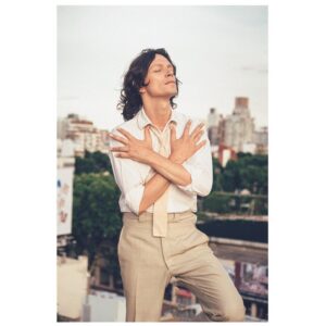 Piru Saez Instagram - Y como sigue esto?
Sea como sea, que sea cuidándonos juntos ❤️🙏🏻
Por este momento como siempre y más, tengo mucho para dar. Se vienen mis canciones nuevas.
Por un lado, más personal, para mover tu espíritu, diferente a lo que hice antes y llevará el nombre con el que me conocen.
Por otro lado, conectando al rock de mi corazón, en una nueva etapa con mis queridos @coverheadsrock .
Y también, al fin realizar un sueño de tanto amor y tiempo con las primeras canciones de @deniseromanook .
Te invito y te recibo con el alma abierta y una canción que te deje algo bueno.
Han pasado muchas, muchísimas cosas transformadoras hasta llegar aquí y hoy lo siento fuerte de corazón: 2020 nos quiere encendidos, multifacéticos y aportando lo mejor desde nuestro humilde lugar. Sumemos.
Esto ya esta sucediendo. Adelante.
❤️
#musica #presente #futuro 
#nuevaera #nuevotiempo 
ph @marianonocitto