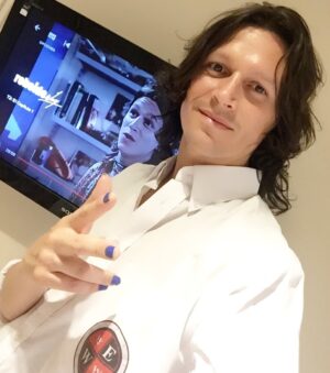 Piru Saez Instagram - Evidentemente esta serie tuvo algo muy especial. 16 años después, que sea un lanzamiento en #Netflix es un flash, no creen?
Fue mi primer trabajo en BuenosAires, puedo decir que modificó mi vida para siempre y hace poco me amigue con el total de lo vivido ese tiempo. Me quedo solo con recuerdos hermosos, muchísimo aprendizaje , y lo más grosso que es seguir siendo amigo y estar en contacto con quienes tuve afinidad desde aquel 2002/2003 inolvidable hasta hoy. 
Eramos tan niños y lo que sucedía era una locura. Podría enumerar sinfín de anécdotas, algún día si da la seguimos.
* Esto es claramente un guiño de afecto y agradecimiento a quienes siguieron la serie y hasta el día de hoy me escriben casi todos los días. Alucinaante...
Profundo cariño x los compañeros y equipo de aquellos días, hasta por aquellos con los que no me llevaba, con el tiempo aprendí a valorarlos, lo mismo que toda esa aventura. Grande total @bycrismorena que siempre fue tan generosa para que haga mis canciones y cantara lo que quisiera en las escenas y que jugara con el guion casi sin límites. Por siempre agradecido a todxs. Y lo más importante, agradecido 4ever a mi family, Tío Pepe, Tía Silvia y @merycaparros que me bancaban (demasiado) en su casa y sin ellos nada de esto hubiera sucedido. ❤️🙏🏻
#rebeldeway #rebeldewaynetflix #series #seriesnetflix #eliteway #elitewayschool #Rocco @netflixlat @netflixes